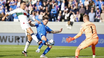 Cristiano Ronaldo bawa Portugal menang atas Islandia. (AP/Brynjar Gunnarsson)