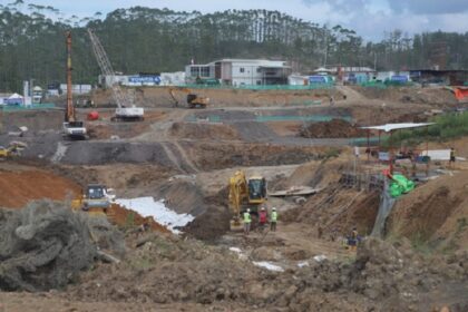 Sejumlah alat berat bekerja dalam pembangunanIKN Nusantara. Foto: kemenpanrb