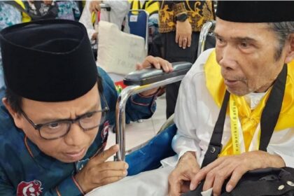 Direktur Bina Haji Ditjen Penyelenggaran Haji dan Umrah Arsad Hidayat (kiri).
