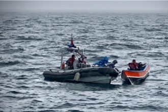 Awak KRI Malahayati-362 saat menyelamatkan nelayan yang perahunya terombang-ambing di laut. Foto: TNI AL