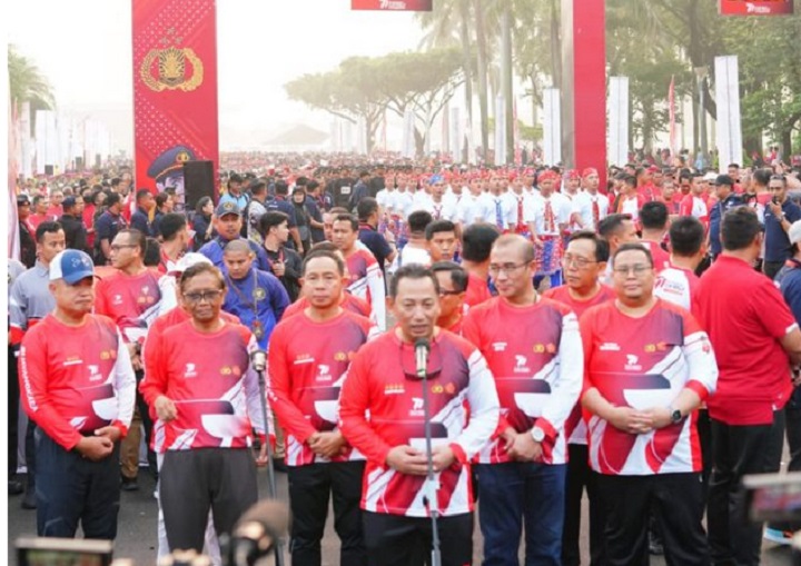 Kapolri Jenderal Listyo Sigit Prabowo, saat menghadiri acara Fun Walk Out hari Bhayangkara ke-77 bertempat di Monumen Nasional (Monas) Jakarta. Foto: Polri