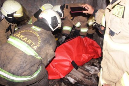 Sejumlah petugas Sudin Penanggulangan Kebakaran dan Penyelamatan (Gulkarmat) Jakarta Timur melakukan evakuasi terhadap korban meninggal dunia dalam kebakaran rumah di Jalan Swadaya IV, RT 05/RW 05, Jatinegara, Cakung, Jakarta Timur (Jaktim), Jumat (2/6) sekitar pukul 04.28 WIB. Foto: Damkar Jaktim