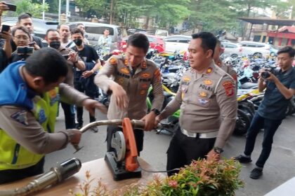 Wakapolres Metro Jakarta Selatan, AKBP Harun didampingi Kasat Lantas Polres Metro Jakarta Selatan, Kompol Bayu Marfiando melakukan pemotongan sejumlah knalpot bising dan mengamankan ratusan motor yang melanggar lalu lintas di halaman Mapolres Metro Jakarta Selatan, Rabu (14/6) sore. Foto: Joesvicar Iqbal/ipol.id