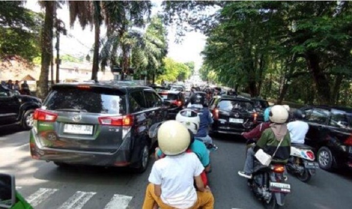 Tampak kondisi arus lalu lintas di sekitar Kebun Raya Bogor. Foto: Polri