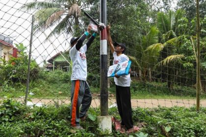 Komunitas Sopir Truk (KST) Dukung Ganjar Banten memberikan bantuan berupa lampu penerangan ke salah satu pul truk di Kampung Cikole, Desa Karyawangi, Kecamatan Pulosari, Kabupaten Pandeglang, Banten, Rabu (14/6) siang. Foto: KST
