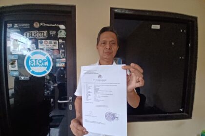 Andreas FK selaku Pemilik Akte Cessie sekaligus pelapor yang mewakili para investor menunjukkan surat pelaporan atas kasus dugaan penipuan dan penggelapan ke Mapolres Metro Jakarta Selatan belum lama ini. Foto: Joesvicar Iqbal/ipol.id