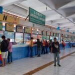 Loket penjualan tiket sejumlah PO di Terminal Kampung Rambutan, Kecamatan Ciracas, Jakarta Timur melayani keberangkatan calon penumpang. Foto: Joesvicar Iqbal/ipol.id
