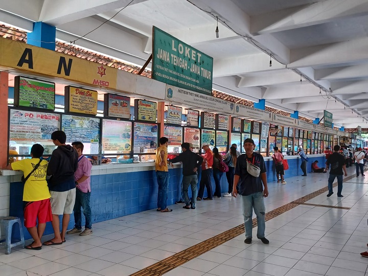 Loket penjualan tiket sejumlah PO di Terminal Kampung Rambutan, Kecamatan Ciracas, Jakarta Timur melayani keberangkatan calon penumpang. Foto: Joesvicar Iqbal/ipol.id