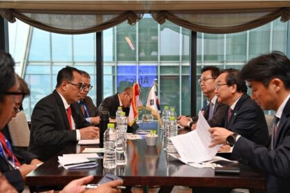 Menteri Perhubungan Budi Karya Sumadi melakukan pertemuan dengan Chairman & CEO Korean National Railway (KNR) Mr. Kin Hanyoung dan CEO Korea Overseas Infrastructure & Urban Development Cooperation (KIND) Mr. Kang Hoon Lee.