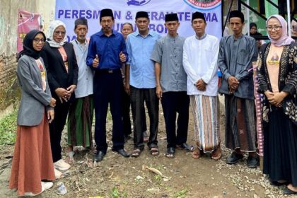 Sukarelawan Mak Ganjar bersama warga Kampung Rancawiru, Desa Sukasari, Kecamatan Tunjungteja, Kabupaten Serang, Banten saat peresmian kegiatan penyerahan bantuan fasilitas sumur bor dan tempat penampungan air bersih pada Jumat (2/6) siang. Foto: Mak