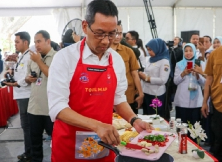Pj Gubernur DKI, Heru Budi Hartono saat mengikuti lomba masak. Foto Sofian/ipol.id