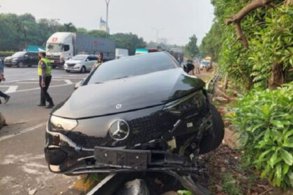 Tampak mobil listrik Mercedes-Benz EQE di Tol JORR dekat GT Ciputat 2, Rabu (21/6). Foto: Polri