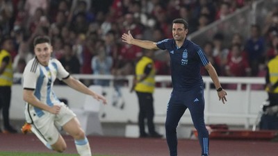 Foto: Pelatih Argentina Lionel Scaloni memberikan arahan kepada skuatnya dalam FIFA Matchday melawan Indonesia di Stadion Utama Gelora Bung Karno, Jakarta, Senin (19/6/2023). (AP/Tatan Syuflana)