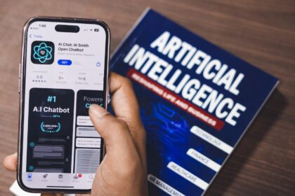 AI. Umat manusia menghadapi risiko eksistensial,l yakni ancaman pengembangan teknologi yang berpotensi memusnahkan peradaban manusia.