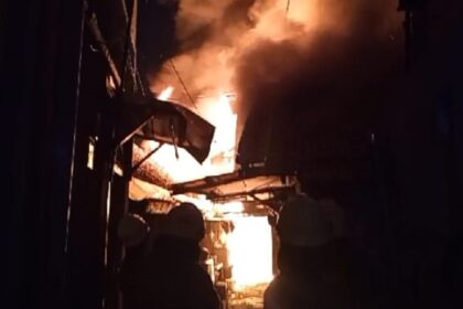 Puluhan petak rumah kontrakan di Jl. Jenderal Ahmad Yani, RT 11 RW 05, Gang. Akik Yaman, Kel. Pisangan Timur, Kec. Pulogadung, Jakarta Timur ludes diamuk api, Minggu (11/6) dini hari. Tidak ada korban jiwa dalam peristiwa kebakaran itu. Foto: Damkar Jakarta Timur