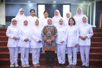 Menteri Ketenagakerjaan, Ida Fauziyah, saat melepas keberangkatan 21 Pekerja Migran Indonesia (PMI) yang akan bekerja sebagai perawat di Singapura. Foto: Kemnaker