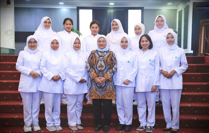 Menteri Ketenagakerjaan, Ida Fauziyah, saat melepas keberangkatan 21 Pekerja Migran Indonesia (PMI) yang akan bekerja sebagai perawat di Singapura. Foto: Kemnaker