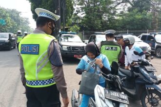 Sejumlah pelajar terjaring Operasi Lintas Jaya oleh petugas gabungan di Jalan Raya Bogor, Kecamatan Pasar Rebo, Jakarta Timur pada Rabu (21/6) siang, dimintai kelengkapan surat berkendaranya. Foto: Joesvicar Iqbal/ipol.id