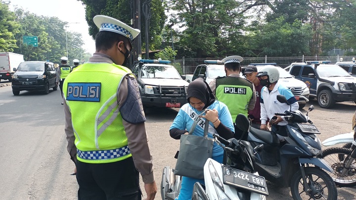 Sejumlah pelajar terjaring Operasi Lintas Jaya oleh petugas gabungan di Jalan Raya Bogor, Kecamatan Pasar Rebo, Jakarta Timur pada Rabu (21/6) siang, dimintai kelengkapan surat berkendaranya. Foto: Joesvicar Iqbal/ipol.id