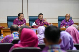 Wali Kota Jakarta Timur, Muhammad Anwar saat memimpin Rapat Koordinasi Wilayah (Rakorwil) Juni 2023 di Ruang Pola Lantai 2 Blok A, kantor Pemkot Administrasi Jakarta Timur, Kamis (15/6) siang. Foto: Ist