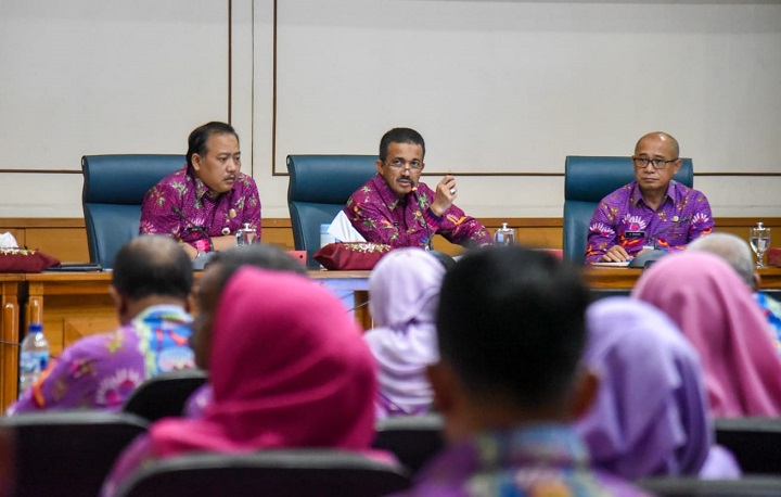 Wali Kota Jakarta Timur, Muhammad Anwar saat memimpin Rapat Koordinasi Wilayah (Rakorwil) Juni 2023 di Ruang Pola Lantai 2 Blok A, kantor Pemkot Administrasi Jakarta Timur, Kamis (15/6) siang. Foto: Ist