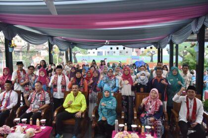 Tim verifikasi lapangan Lomba 10 Program Pokok PKK dan Kinerja Pengelola Ruang Publik Terbuka Ramah Anak (RPTRA) Tingkat Provinsi DKI Jakarta mengunjungi RPTRA Mutiara Rawa Binong yang mewakili lomba di Kelurahan Lubang Buaya, Kecamatan Cipayung, Jumat (16/6) siang. Foto: Ist