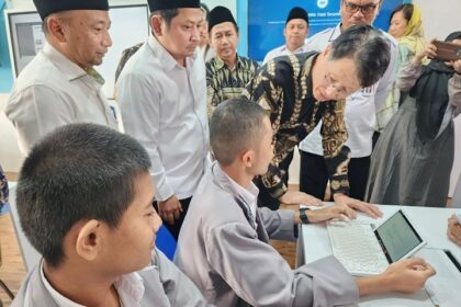 Pelaksanaan seremonial penandatangan kerjasama ini dilakukan bersamaan dengan peresmian fasilitas Samsung Smart Learning Class (SSLC) yang terletak di Madrasah Aliyah Negeri 11 – Jakarta.