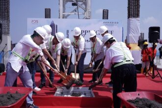 Seremoni topping off berhasil dilaksanakan dan dihadiri oleh perwakilan dari seluruh stakeholders Antasari Place, mulai dari jajaran Direksi dan Komisaris PT Prospek Duta Sukses beserta PT Indonesian Paradise Property Tbk (INPP) selaku parent company, mitra perbankan, dan konsumen. Foto: PDS