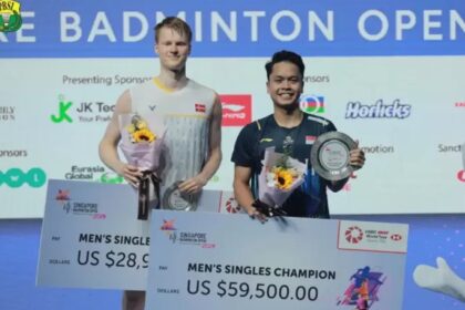 Anthony Sinisuka Ginting (kanan) menjuarai tunggal putra Singapore Open 2023. Foto: PBSI