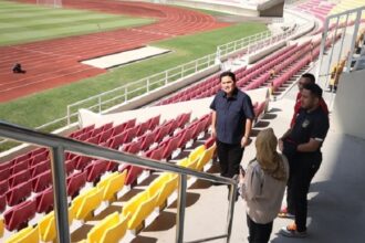 etua Umum PSSI Erick Thohir saat meninjau Stadion Manahan, Solo, Jateng,