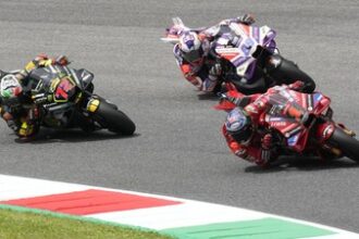 Francesco Bagnaia mendapat perlawanan sengit dari Jorge Martin dalam seri terakhir MotoGP pekan lalu. (AP/Luca Bruno)