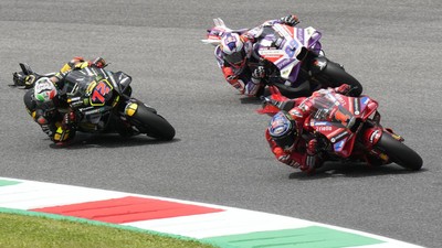 Francesco Bagnaia mendapat perlawanan sengit dari Jorge Martin dalam seri terakhir MotoGP pekan lalu. (AP/Luca Bruno)