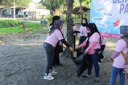 Sukarelawan Ganjar Pranowo tergabung dalam Srikandi Ganjar bersama warga sekitar melakukan aksi bersih-bersih Pantai Sereg di Desa Mekarlaksana, Kecamatan Sindangbarang, Kabupaten Cianjur Selatan, Cianjur, Jawa Barat, Senin (12/6) siang. Foto: Srikandi