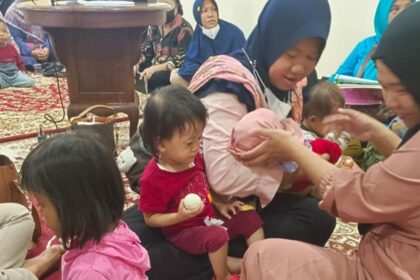 Para ibu membawa balitanya untuk mengkonsumsi telur saat kegiatan penyuluhan 'Kesehatan Balita dan Makan Telur Bersama' di Klinik Ashomadiyah, Kelurahan Lubang Buaya, Kecamatan Kramat Jati, Jakarta Timur, Selasa (13/6) siang. Foto: Ist