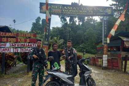 Satgas Yonif 132/BS Pos Kout dan Pos KM 76 saat menggagalkan seorang pemuda yang diduga akan mengedarkan ganja kering. Foto: Dispenad