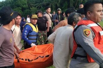 Tim SAR Gabungan mengevakuasi jenazah Candra Ari Kusuma. Foto:Basarnas Pekanbaru.