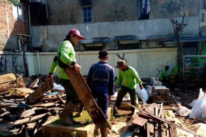 Sejumlah petugas Sudin Pertamanan dan Hutan Kota Jakarta Timur saat menertibkan pagar dan kandang hewan di Taman Pemakaman Umum (TPU) Prumpung, Kelurahan Cipinang Besar Utara, Kecamatan Jatinegara, Jakarta Timur belum lama ini sempat viral di media sosial. Foto: Ist