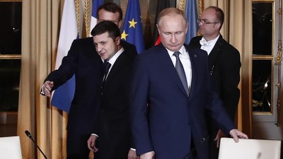 Foto: Presiden Rusia Vladimir Putin, (kanan) dan Presiden Ukraina Volodymyr Zelenskyy tiba untuk sesi kerja di Istana Elysee di Paris (9/12/2019). (Ian Langsdon/Pool via AP)