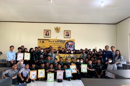 Seminar Rumah Tahan Gempa: Penyuluhan tentang Pemilihan Bahan Bangunan Rumah Aman Gempa diadakan di SMK Negeri 4 Tangerang. Acara yang terlaksana merupakan bagian dari kegiatan Abdimas (Pengabdian Kepada Masyarakat) 2022/2023 digelar oleh Universitas Mercu Buana (UMB), Kamis (8/6). Foto: UMB