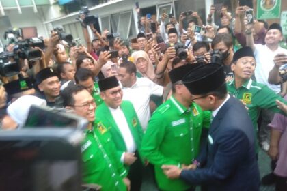 Resmi bergabungnya Sandi ditandai dengan penyerahan kartu tanda anggota (KTA) beserta jaket PPP dari Plt Ketua Umum PPP Muhamad Mardiono ke Sandiaga Uno di Kantor DPP PPP, Jakarta Pusat. Foto; Sofian/ipol.id