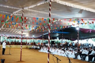 Direktur Urusan dan Pendidikan Agama Buddha Kementerian Agama Nyoman Suriadarma dalam giat Pensakralan Air Berkah dalam rangka peringatan Hari Tri Suci Waisak 2567 BE/2023 di Candi Mendut Magelang Jawa Tengah. Foto: Kemenag