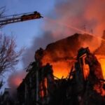 Tim penyelamat memadamkan api kebakaran di gedung tempat tinggal yang hancur akibat serangan rudal Rusia di pusat Mykolaiv, Ukraina, 20 Juli 2023. (Handout / Layanan Darurat Ukraina / AFP)