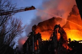 Tim penyelamat memadamkan api kebakaran di gedung tempat tinggal yang hancur akibat serangan rudal Rusia di pusat Mykolaiv, Ukraina, 20 Juli 2023. (Handout / Layanan Darurat Ukraina / AFP)