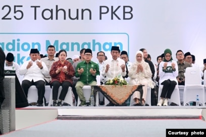 Presiden Jokowi dan beberapa pejabat ikut hadiri perayaan ulang tahun PKB yang ke-25 di Stadion Manahan, Solo, hari Minggu (23/7) (courtesy: Setpres RI).