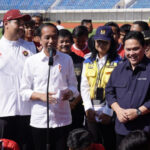 Presiden Jokowi ditemani Menpora Dito Ariotedjo dan Ketum PSSI Erick Thohir saat melihat seleksi Timnas Indonesia U-17 di Bandung. (PSSI)