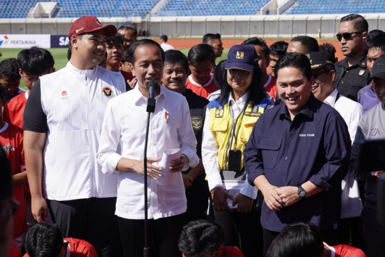 Presiden Jokowi ditemani Menpora Dito Ariotedjo dan Ketum PSSI Erick Thohir saat melihat seleksi Timnas Indonesia U-17 di Bandung. (PSSI)