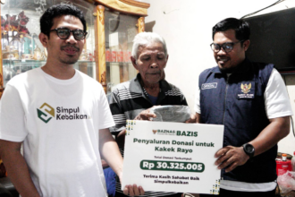 Badan Amil Zakat Nasional Baznas (Bazis) Provinsi DKI Jakarta menyalurkan bantuan untuk kakek Rayo yang dihimpun melalui Simpulkebaikan.id, Kamis ( 6/7/2023).