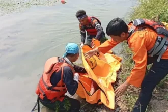 Penemuan jasad remaja putri di aliran Kalimalang Desa Cibatu, Kecamatan Cikarang Selatan, Kabupaten Bekasi. Foto: Dokumentasi Polsek Cikarang Selatan