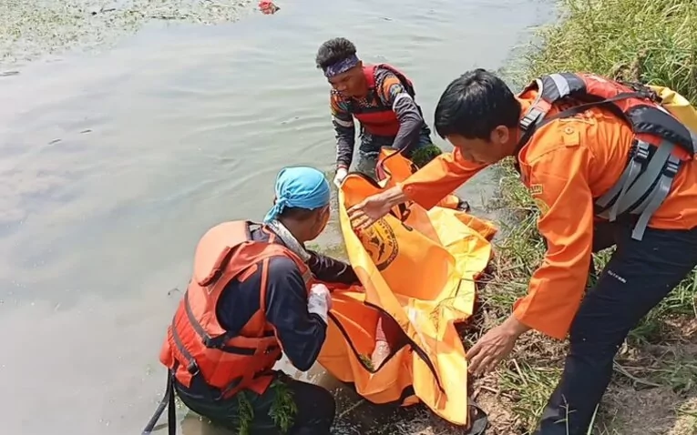 Penemuan jasad remaja putri di aliran Kalimalang Desa Cibatu, Kecamatan Cikarang Selatan, Kabupaten Bekasi. Foto: Dokumentasi Polsek Cikarang Selatan