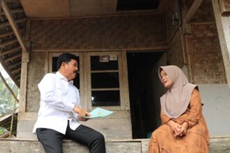 Menteri Agraria dan Tata Ruang/Kepala Badan Pertanahan Nasional (ATR/BPN), Hadi Tjahjanto saat menyerahkan sertipikat tanah hasil program Pendaftaran Tanah Sistematis Lengkap (PTSL) secara door to door di Banten.